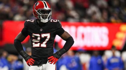 Jogador da NFL enfrenta acusações criminais e ausência em treino dos Falcons