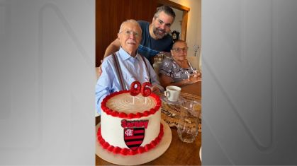 Sarney celebra 96 anos com bolo do Flamengo e homenagens
