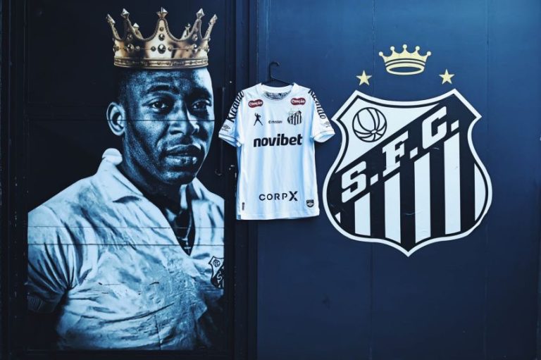 Santos lança camisa especial com marca Pelé Brand para jogo contra Atlético-MG