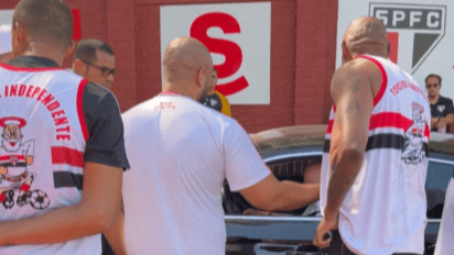 torcedores do são paulo cobram saída de rui costa no ct da barra funda