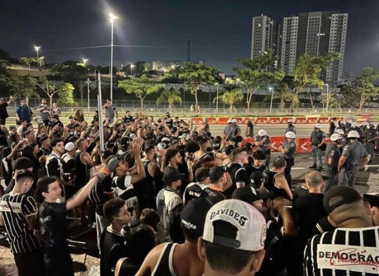 Torcida do Corinthians acusa jogadores pela queda de Dorival Júnior