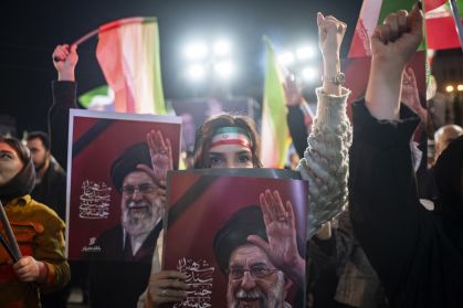 Iranianos celebram 40 dias da morte de Ali Khamenei em meio a tensões regionais