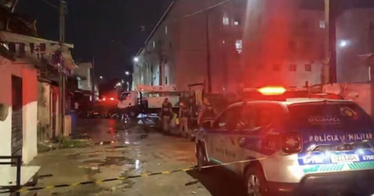 Desabamento de casarão no centro de Recife causa duas mortes
