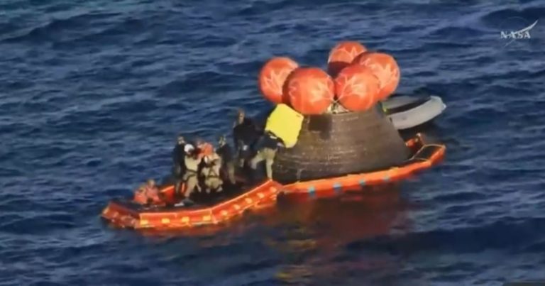 Tripulação da Artemis II deixa cápsula Orion após pouso no Pacífico