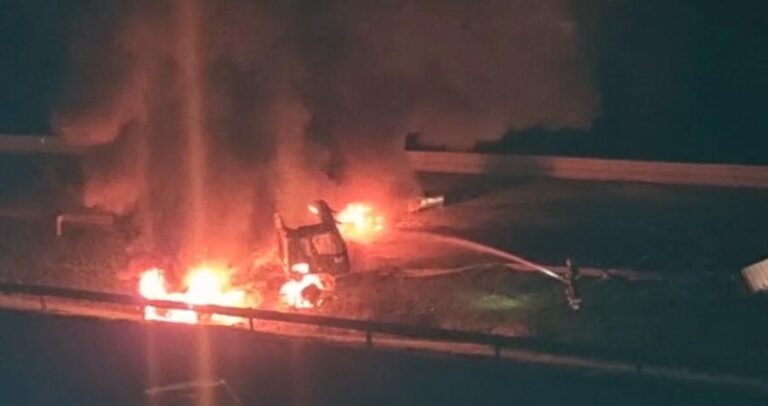 Carreta pega fogo e bloqueia trecho do Rodoanel em São Bernardo do Campo