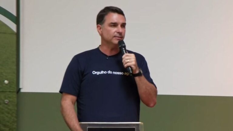 Tarcísio de Freitas recebe apoio forte de Flávio Bolsonaro na Agrishow 2026