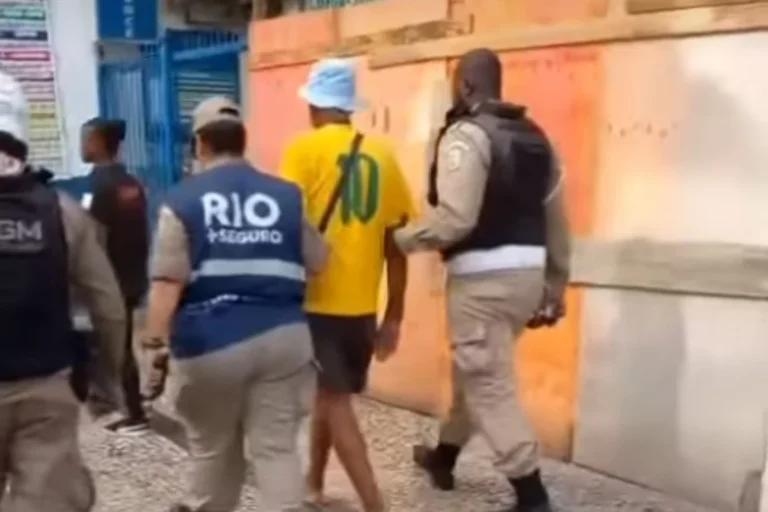 Argentino é preso no Rio por injúria racial usando camisa da seleção brasileira