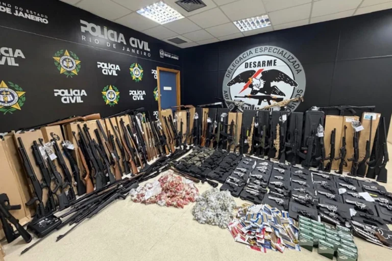 Polícia civil apreende arsenal com 160 armas em comércio no Rio de Janeiro