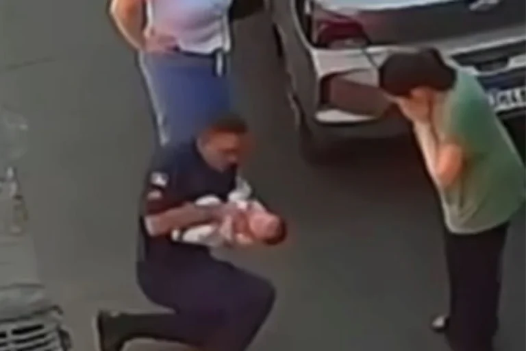 Bebê salvo por bombeiro após engasgo em Uruguaiana no RS