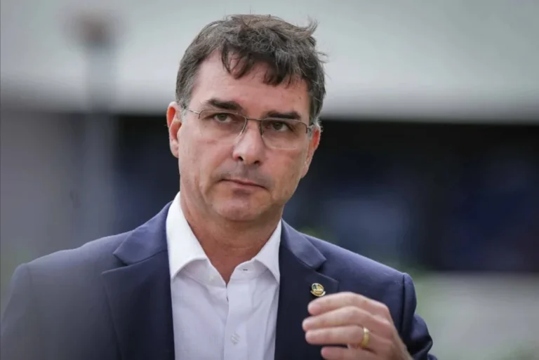 Flávio Bolsonaro explica escolha para candidatura presidencial em 2026