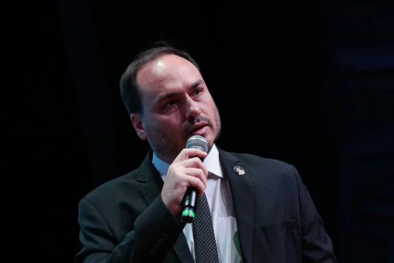 Carlos Bolsonaro reage a críticas e chama de oportunistas integrantes do grupo político