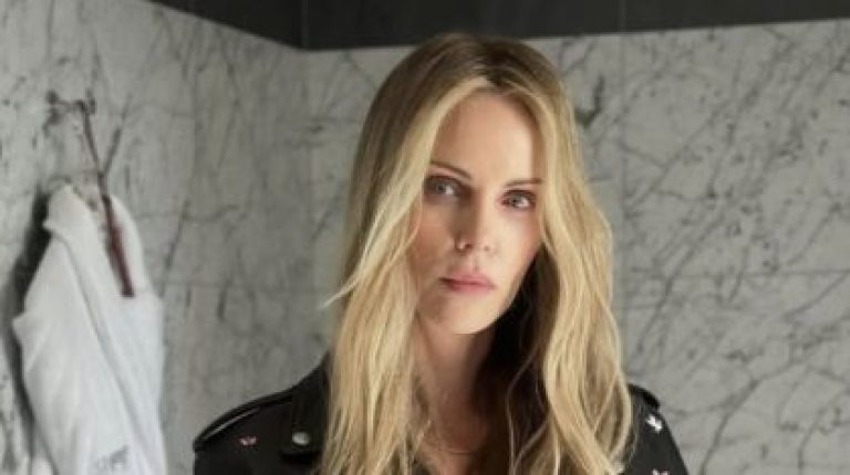 Charlize Theron detalha defesa da mãe contra agressão fatal do pai