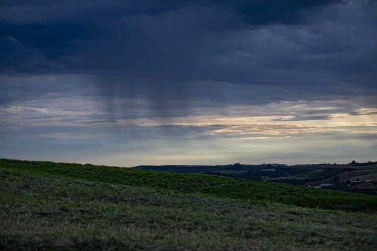 Mudança no tempo altera temperaturas e traz chuva ao Paraná neste fim de semana