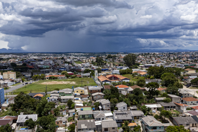 Chuva intensa deve persistir até quarta-feira em várias regiões do Paraná