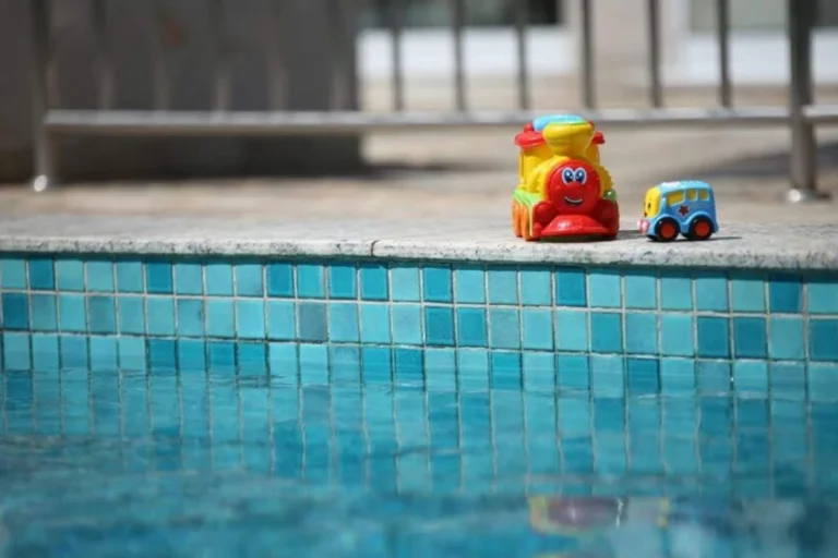 Criança de 2 anos morre afogada durante festa em piscina em Campo Grande