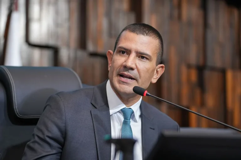 Douglas Ruas assume presidência da Alerj em meio a crise política no Rio