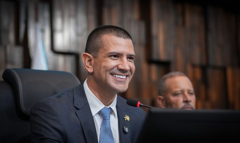 Douglas Ruas assume presidência da Assembleia Legislativa do Rio em meio a controvérsias