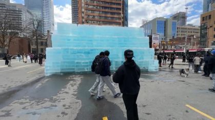 Bombeiros encerram evento com escultura de gelo de Drake em Toronto