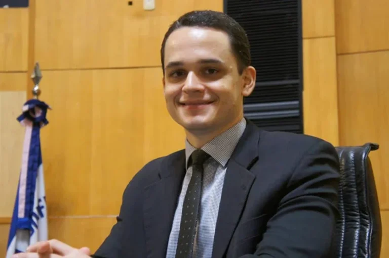 Prefeito de Vitória renuncia para disputar governo do Espírito Santo