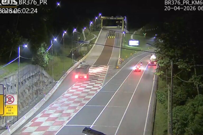 Caminhão perde freio e entra em área de escape no Paraná