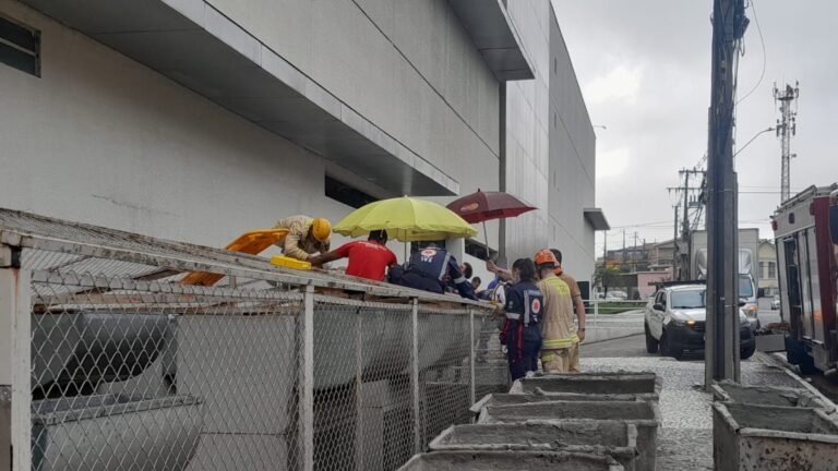 Trabalhador despenca de telhado de shopping no Paraná e sofre queda de 15 metros