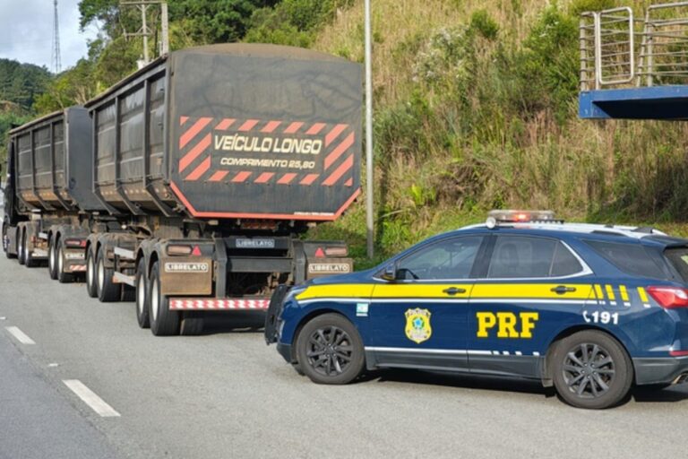 Bitrem com excesso de peso e placa irregular é apreendido no Paraná