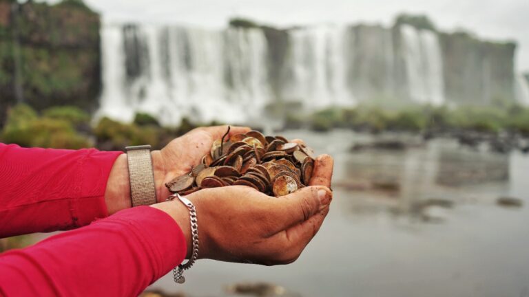 Quase 400 kg de moedas são retirados das Cataratas do Iguaçu em ação de limpeza