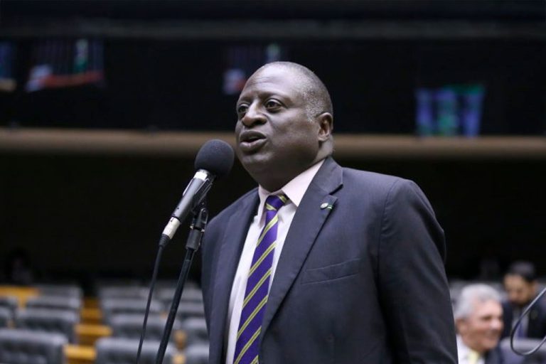 Deputado do PL exige convocação do diretor-geral da Polícia Federal após expulsão nos EUA