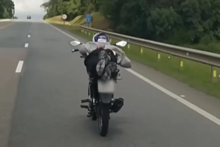 motociclista realiza manobra superman na br-116 em mafra