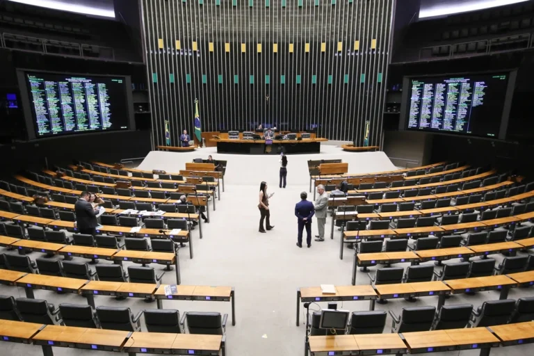 Movimentação na janela partidária fortalece PL e reduz PDT na Câmara