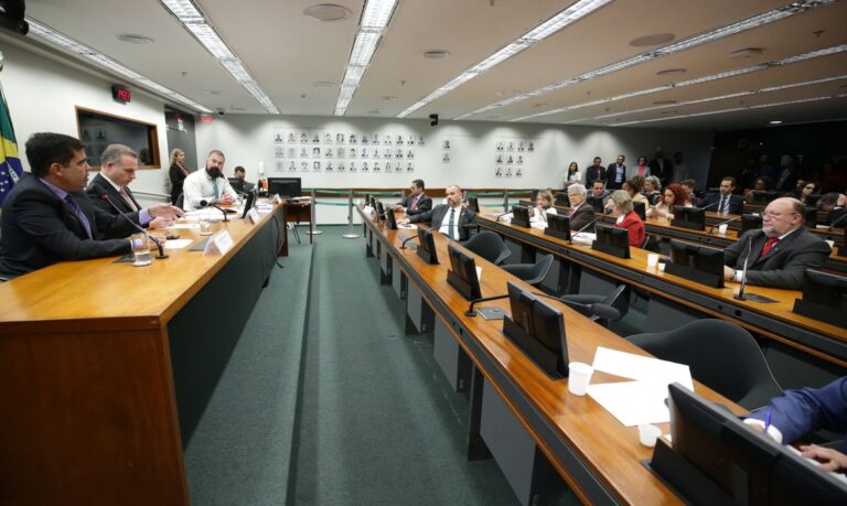 Conselho de ética adia votação contra deputados por quebra de decoro
