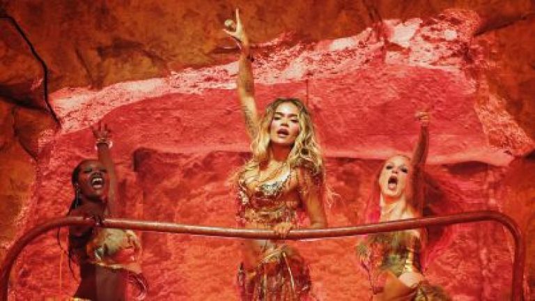 Karol G destaca cultura latino-americana e anuncia nova turnê no Coachella