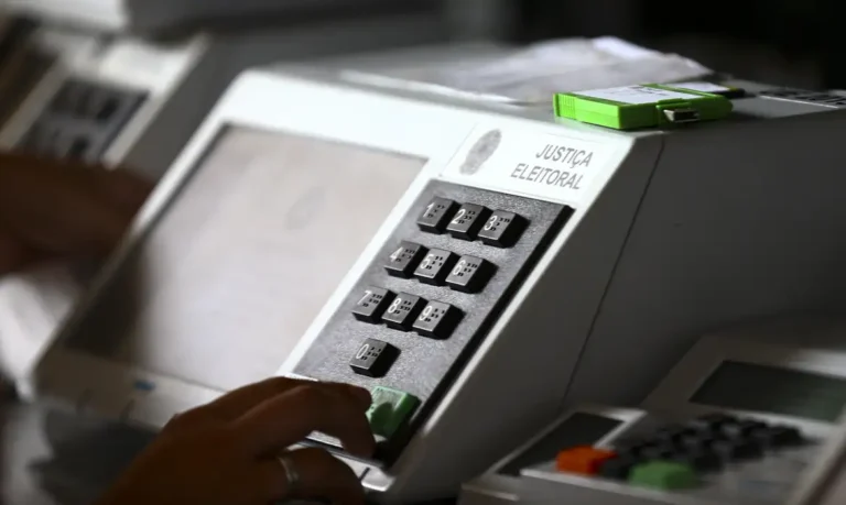 Onze governadores deixam cargos para disputar eleições em outubro