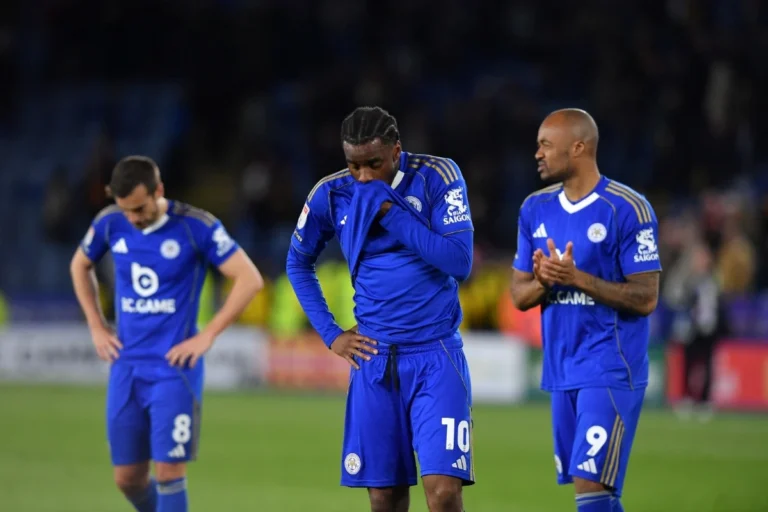 Leicester rebaixado para a terceira divisão após queda histórica