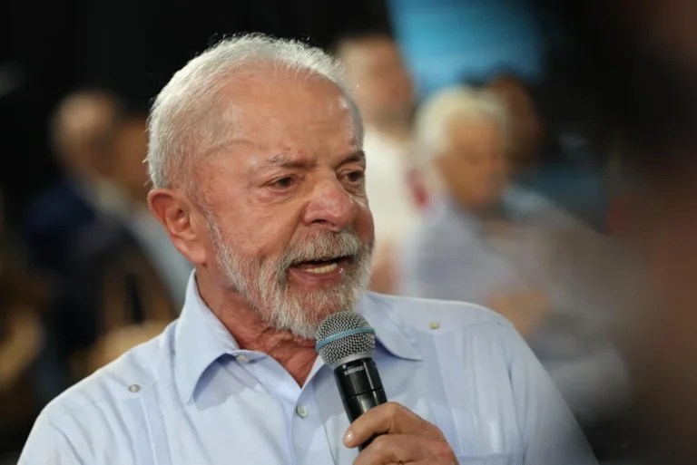 Pix é ferramenta brasileira e continuará sem mudanças, afirma Lula