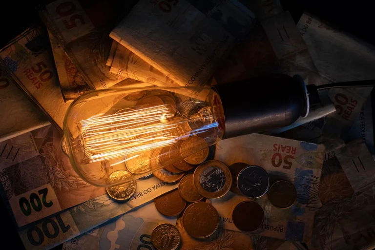 Aneel aprova reajustes que impactam a conta de luz em oito distribuidoras