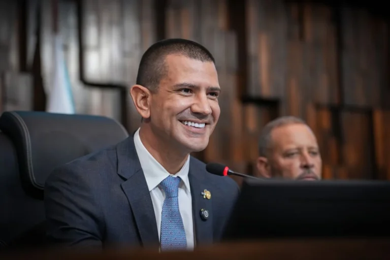 Douglas Ruas é eleito presidente da Alerj após impasse judicial