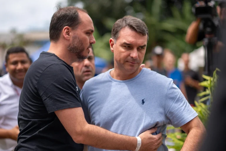 Carlos Bolsonaro cobra apoio de prefeitos do PL a Flávio Bolsonaro
