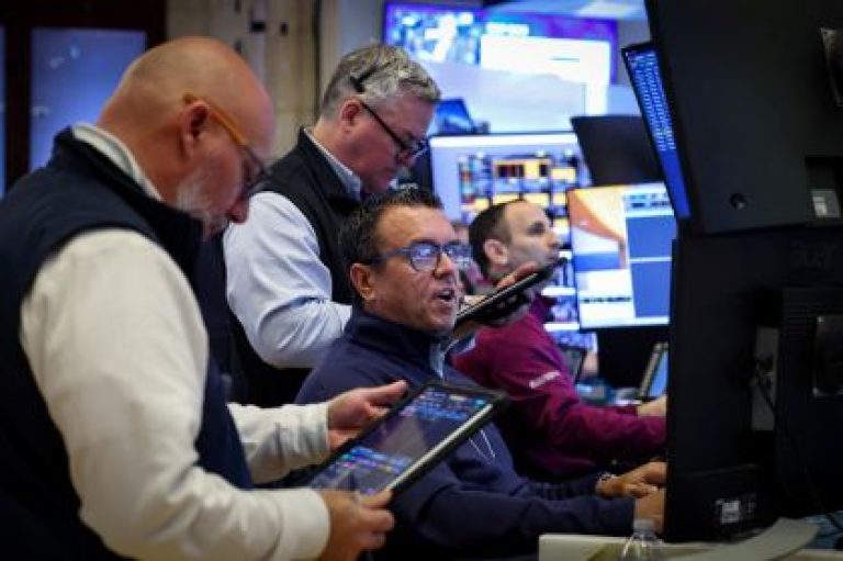 Wall Street reage às negociações entre EUA e Irã e mostra desempenho misto