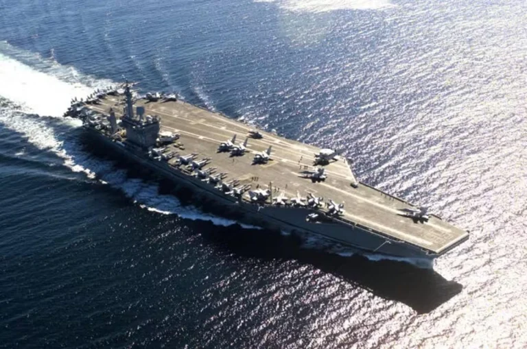USS Nimitz atraca no Rio para exercício naval com propulsão nuclear