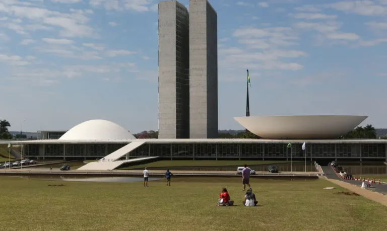 Alcolumbre fraciona votação do PL da dosimetria em meio a críticas do governo
