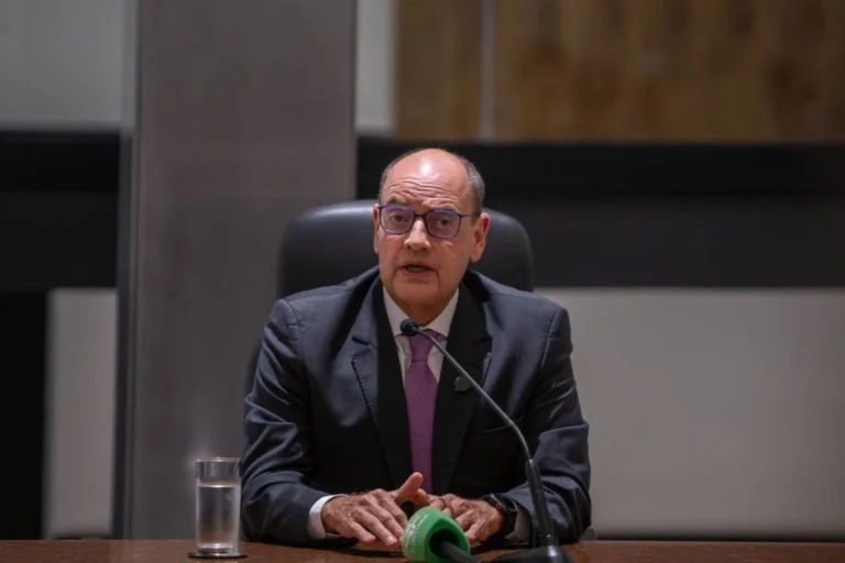 Governador interino do Rio de Janeiro promove mais de 500 exonerações em reestruturação