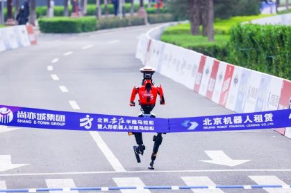 Robô chinês supera recorde humano em meia maratona com 50 minutos