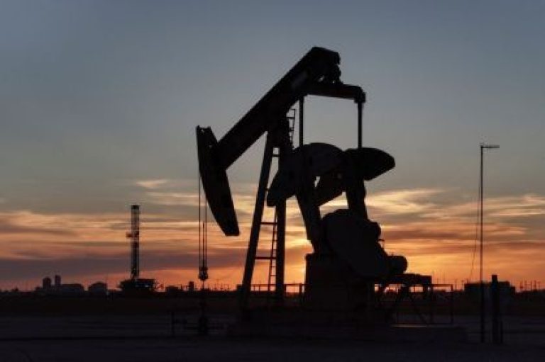 Preços do petróleo oscilam em meio a incertezas sobre negociações entre EUA e Irã
