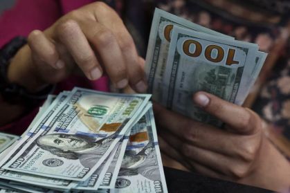 Brasileiros batem recorde de gastos no exterior com dólar em queda