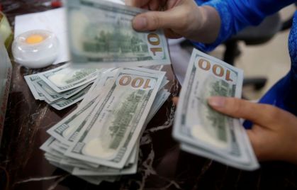 Dólar mantém estabilidade em meio a cessar-fogo e leilão do Banco Central