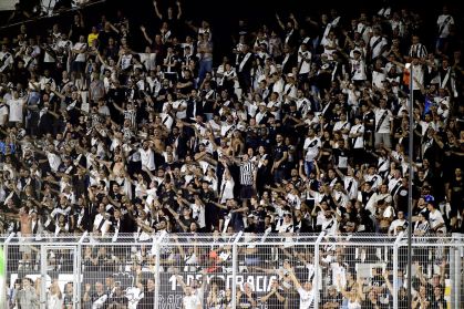 Dj toca pagode em vez do hino nacional em jogo da Série B