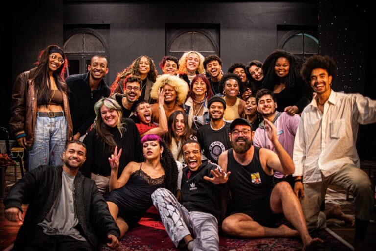 Companhia de teatro da ufpr recebe homenagem em sessão na câmara de curitiba