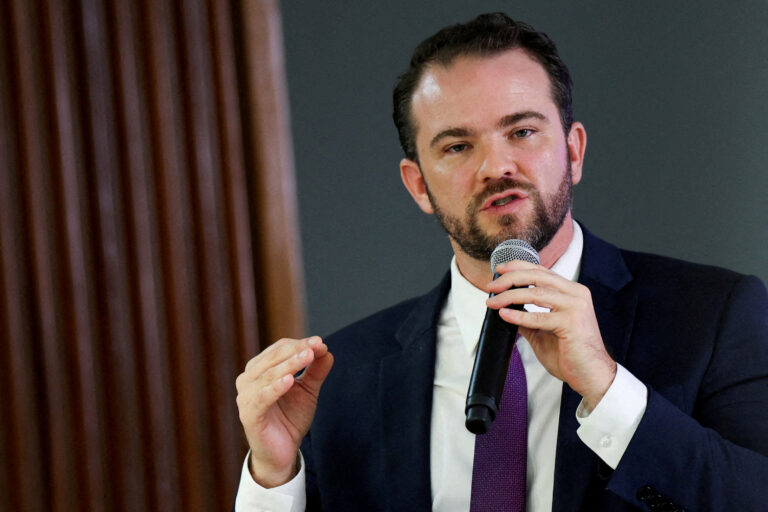Guerra no Oriente Médio pressiona combustível, mas impacto no Brasil é menor