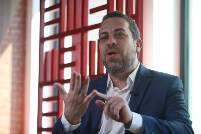 Boulos mantém discurso combativo sobre a escala 6x1 apesar de críticas políticas
